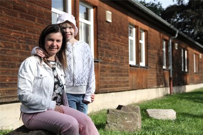 Katja Köhler und ihre Tochter Madeleine fiebern dem ersten Kindersachenmarkt in Bernsbach nach Corona entgegen. Er findet am Sonnabend in der Mehrzweckhalle des Orts statt.