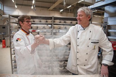 Ohne Familie geht es nicht: Vater und Sohn haben Spaß bei der Arbeit, auch wenn nachts 3 Uhr die Schicht in der Backstube beginnt.