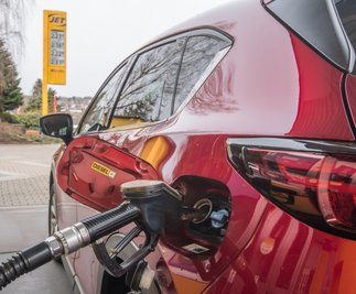 Starke Nerven brauchen Autofahrer an der Zapfsäule bei den hohen Kraftstoffpreisen. Für Unternehmen können die Mehrkosten die Existenz bedrohen. 