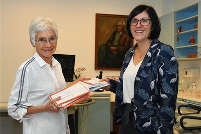 Annemarie Kurenz (l.) übergab dieser Tage die Akten der Patientinnen an ihre Nachfolgerin Sandy Beyer. 