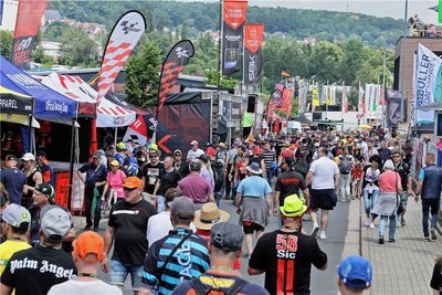 Menschenmassen am Sachsenring 2023. Für ein Wochenende war Hohenstein-Ernstthal das Mekka des Sports.