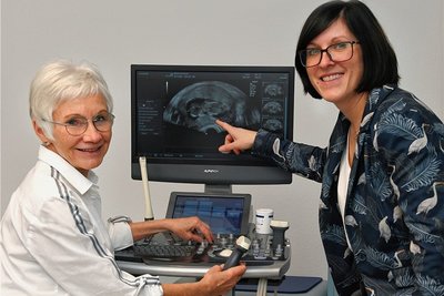 Die Gynäkologinnen Annemarie Kurenz (l.) und Sandy Beyer während einer Ultraschalluntersuchung. 