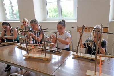 Alte Handwerkstechniken wie das Weben gehören zum Programm in Zethau.