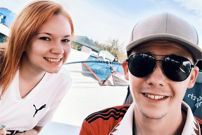Martin Thom und seine Frau Vanessa besuchten mit Freunden das Highfield-Festival. Hier ahnen die beiden noch nichts vom dramatischen Geschehen am Abend.