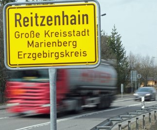 Das Landesamt für Straßenbau und Verkehr favorisiert den Ausbau der B 174 in ihrem bisherigen Verlauf. Zunächst wird in diesem Jahr aber die Fahrbahn in Reitzenhain erneuert.