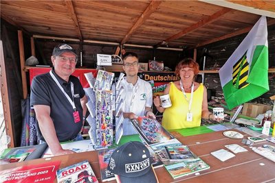 Die Mannschaft des Fremdenverkehrsvereins an ihrem Stand. Links Vereinschef Uwe Gleißberg.