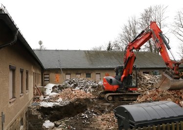 Auf der Rückseite der Brückenbergschule wird derzeit deutlich, wie massiv der Um- und Ausbau an der Gebäudesubstanz ist. 