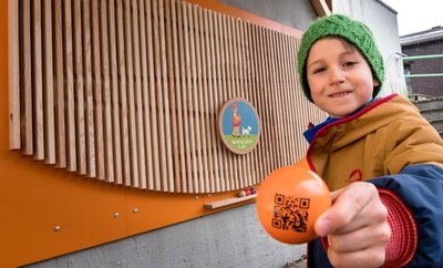 Der sechsjährige Otto Schlesier durfte zum Start in die neue Saison die erste Kugel durch die neu entstandene Bahn am Spielzeughof Schlesier in Seiffen rollen lassen. 