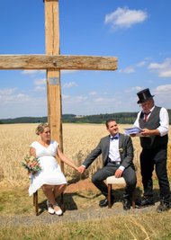 Unterm Gipfelkreuz in 440 Metern Höhe gaben sich am 22. Juli Pierre und Tatjana Hofmann bei einer freien Trauung mit Redner Dieter Unger das Jawort.
