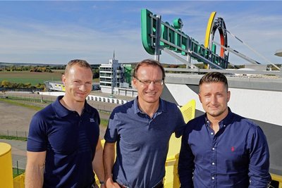 Der vierfache Olympiasieger Francesco Friedrich mit Lutz Oeser und Robert Dorn (von links), den Geschäftsführern der Sachsenring Event GmbH.