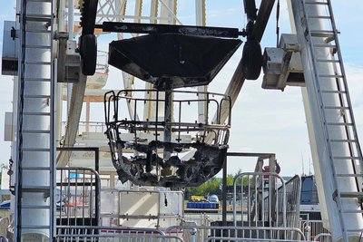 Eine völlig ausgebrannte Gondel am Riesenrad auf dem Festivalgelände. Die Ermittlungen der Polizei laufen noch.