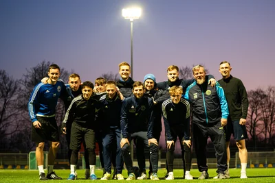 Unter ihrem neuen Flutlicht haben die Spieler des VfB Fortuna Chemnitz bereits trainiert. Gegen den CFC in einer Woche wird die Anlage offiziell eingeweiht.