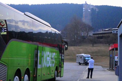 Stopp mit Blick zum Fichtelberg: In Oberwiesenthal halten die Flixbusse auf den Parkplatz P1 an der Annaberger Straße.
