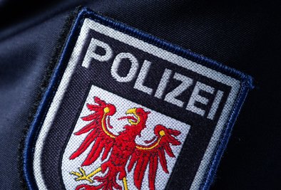 Die Polizei hat nach Zeugenhinweisen ein totes Baby in einem Wohnhaus gefunden. (Symbolbild)