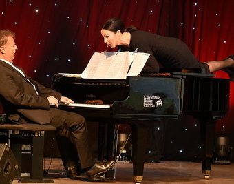 Katrin Weber in ihrem Element - so lieben sie ihre Fans. An ihrer Seite der Pianist Rainer Vothel.