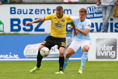 Lukas Aigner vom Chemnitzer FC (rechts), im Duell mit Auerbachs Marc-Philipp Zimmermann, verlässt den CFC zum Saisonende.
