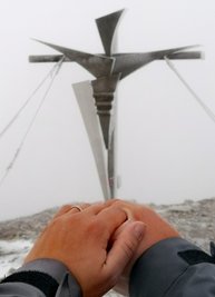 Fast ein Jahr vorher: Das Foto erinnert daran, dass Pierre Hofmann seiner Tatjana in 2941Metern unter einem Gipfelkreuz einen Heiratsantrag gemach hat.