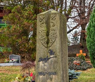 Denkstein für Elsa Asenijeff in Bräunsdorf von Olaf Klepzig.