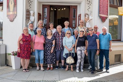 Eigentlich gehört Cornelia Freudenberg (ganz links) gar nicht zu diesem Jahrgang ´75. Die Gruppe hatte sie schon damals als Freundin von Harald (2. von links) mit aufgenommen.