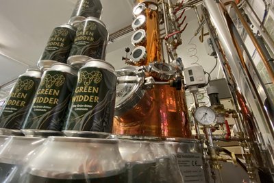 „Green Widder“ ist keine industrielle Aroma-Limo. In den Dosen steckt ein aufwendig handwerklich hergestelltes Produkt – mazeriert und destilliert mit einem Alkoholgehalt nahe null Prozent.