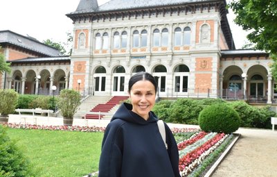 Katrin Weber zwischen zwei Auftritten im Naturtheater: Es bleibt Zeit für einen Bummel durch Bad Elster. Wenn der Kies unter ihren Füßen knirscht, fühlt sie sich an ihre Kindheit und Jugend erinnert. 