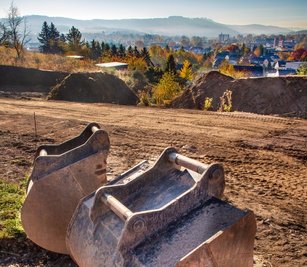 Am Bergmannsteig in Flöha hat die Ehrenfriedersdorfer Baufirma EBG Bau mit den Erschließungsarbeiten für das neue Wohnbaugebiet begonnen.