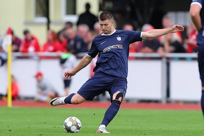 Im Saisonvorbereitungsspiel gegen Zivkov lief Sonny Ziemer in Stangendorf nach seinem Kniescheibenbruch getapt auf. Noch ging alles gut.