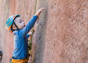 Klettern auf dem Rochlitzer Berg: Pepe (5) ist schon ein kleiner Profi im klettern.
