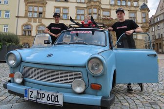5300 Kilometer bis nach Irland: Junge Westsachsen gehen mit Trabi auf große Tour - Eric Gärtner (links) und Darius Pohle beim Start auf dem Werdauer Marktplatz. Das Bobbycar auf dem Trabidach ist als Glücksbringer bei allen Touren dabei.