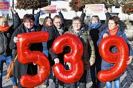 539 Fälle von häuslicher Gewalt in Mittelsachsen: Aktion in Freiberg - Protestaktion anlässlich des Tages gegen Gewalt an Frauen in Freiberg. 