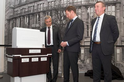 Landrat Rolf Keil (CDU/links) und der damalige Plauener OB Ralf Oberdorfer (FDP/rechts) am 80. Jahrestag der Pogromnacht im Landratsamt. Zwischen beiden: Ministerpräsident Michael Kretschmer (CDU). 