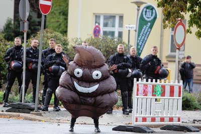 Sorgte für ein Schmunzeln: Eine Plauenerin hatte sich dieses Kostüm übergestreift, um zu zeigen, was sie vom braunen Gedankengut der Rechtsextremen hält 