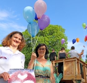 Heike Matschos von "Freiberg zeigt Herz" (l.) und Kinderheimleiterin Sybille Clemens lassen mit Kindern Luftballons aufsteigen. 