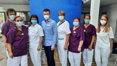 Zum Tag der offenen Kreißsaaltür am 24. September zeigt sich das Team der Geburtshilfe im Klinikum Mittweida.
