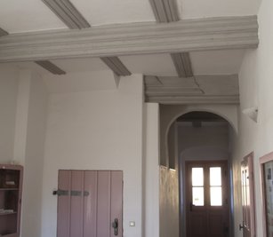 Im Eingangsbereich sind die über 800 Jahre alten Eichenholzbalken aus der alten Schellenburg zu sehen.