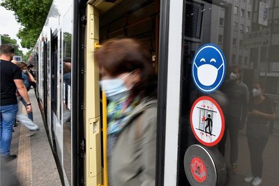 Im öffentlichen Nahverkehr gilt meist noch die Maskenpflicht, beim Einkaufen aber nicht mehr. Doch was wird im Herbst? In der Koalition gibt es unterschiedliche Auffassungen. 