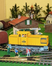Die Gartenbahn dreht auf der Bühne ihre Runden.
