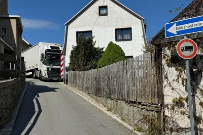 Ein Sattelzug steckte am Dienstag an einer engen Kreuzung an der Bergstraße in Buchholz fest. Sein Navi hatte den Fahrer über den Frohnauer Weg gelotst, weil die B 101 zwischen Schlettau und Annaberg-Buchholz gesperrt ist.
