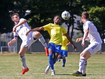 Gastgeber VfB Empor Glauchau bekam den Tauchaer Kicker Maaz Abdelrahim (in Gelb) nicht in den Griff. Hier versuchen Willy Schad (links) und Clemens Prasser, den schnellen Gegenspieler zu stoppen. 