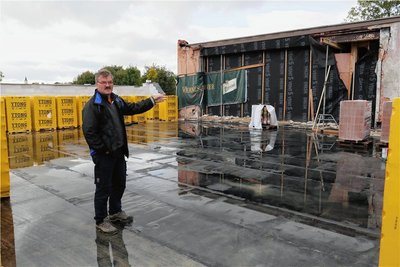Der Germania-Vorsitzende Jens Berndt freut sich darüber, dass die Arbeiten beim Wiederaufbau der Ringerhalle in Markneukirchen wie geplant weitergehen. 2023 soll das Bundesligateam wieder dort einziehen.