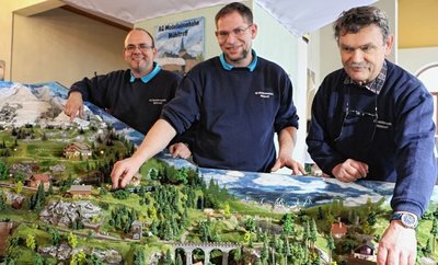 Eine der beiden Club-Anlagen der Mühltroffer Eisenbahner präsentieren Daniel Urban, AG-Vorsitzender Kay Merx und Reiner Zeh (von links).