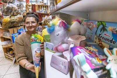 Anke Gross vom Schokoladenladen in Annaberg-Buchholz bietet nicht nur Süßes für die Zuckertüte an.