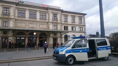 Reisende warteten vor dem Bahnhof auf weitere Durchsagen. 17.15 Uhr gab es schließlich Entwarnung.