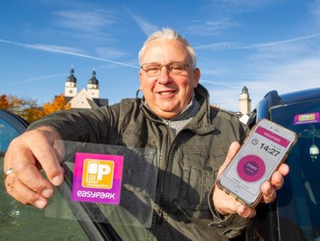 Den Aufkleber für die Windschutzscheibe hat Gert Werner schon erhalten, doch nutzen kann er das Handyparken via Easypark in Plauen bislang noch nicht. 