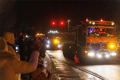 Pure Freude. 100 Brummis hatten sich am vierten Advent 2022 der Aktion angeschlossen. Von Annaberg ging es über die B 95 nach Schönfeld bis in viele weitere Kleinstädte und Dörfer des Erzgebirges. Organisiert wurde diese Lichterfahrt vom Thumer Fuhrgeschäft Sven Meyer.