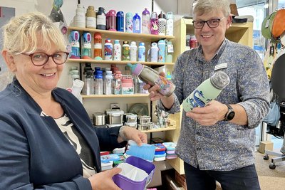 Christiane und Mario Münzner haben für alle Fälle die richtige Verpackung für den Proviant im Unterricht.