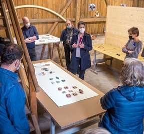 Noch in der Entwicklung: Silke Trekel, Schmuckkünstlerin aus Halle/Saale, stellt ihre Entwürfe den versammelten Künstlern, Designern und Handwerkern vor. 
