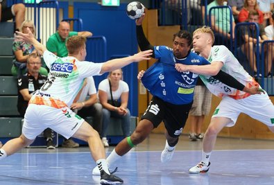 Der Tscheche Dieudonné Mubenzem (Mitte) gehört zu den neuen Gesichtern im Auer Team. Der Linkshänder kam vom HSC Coburg zum EHV und verstärkt den rechten Rückraum. Gegen Magdeburg II zum Saisonauftakt brauchte es bisweilen mehrere Gegner, um ihn zu stoppen. 