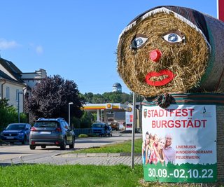 An den Ortseingangsstraßen von Burgstädt, hier an der Mittweidaer Straße, haben Bauhofmitarbeiter Strohpuppen aufgestellt, um für das Stadtfest in Burgstädt zu werben, das von Freitag bis Sonntag stattfindet.