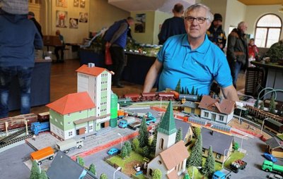 Ulli Wolfrum aus Syrau hat sozusagen sein Leben in der Modelleisenbahnanlage verbaut. 